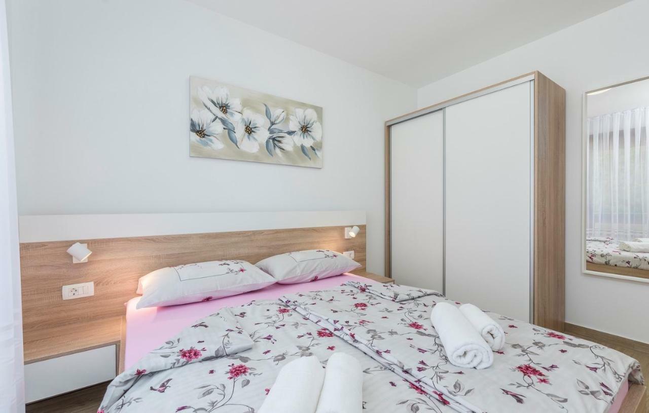 Apartments Hana In Funtana Eksteriør bilde