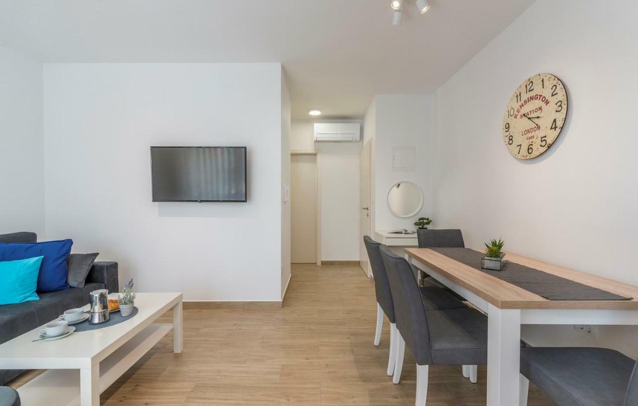 Apartments Hana In Funtana Eksteriør bilde