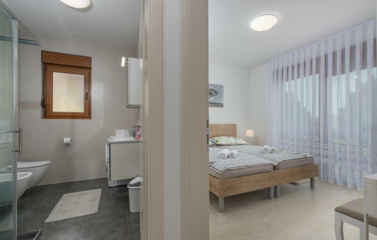 Apartments Hana In Funtana Eksteriør bilde